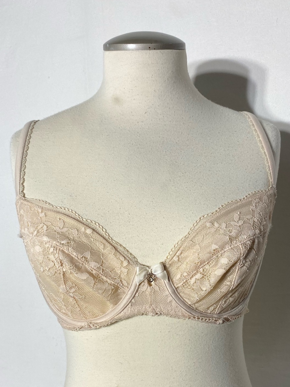 Victoria’s Secret Body By Victoria Nude Lace Unlined Demi Underwire Bra 32D